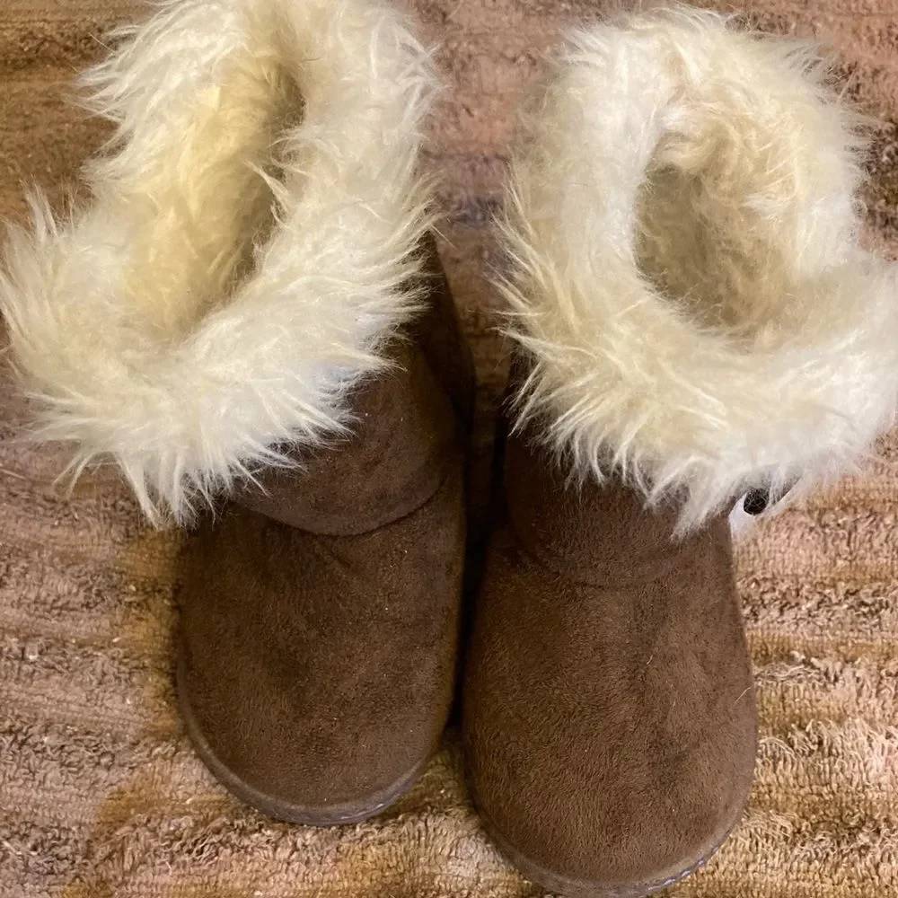 CHINA BUTTON CITY “uggish like” BOOTIES- SZ 23 - approx 6”. Fantastic condition